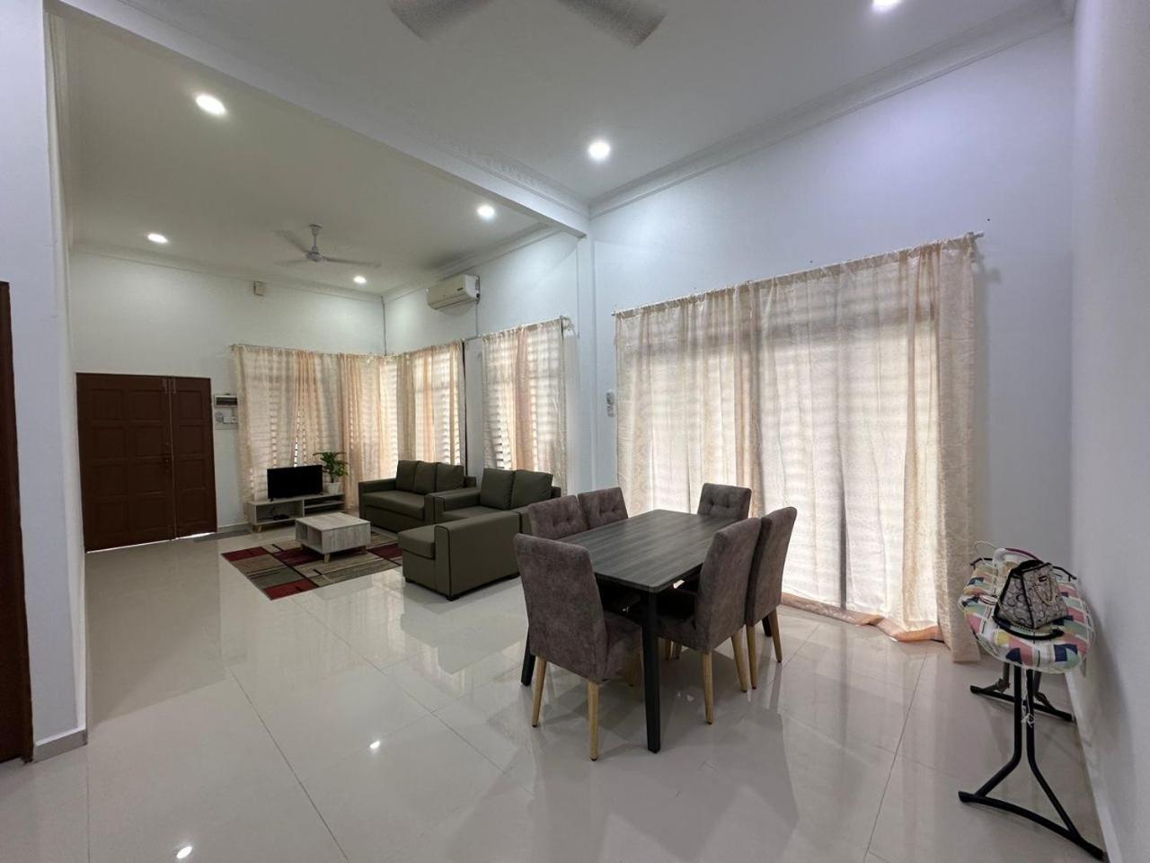 Homestay Kemaman Fyna08 Semi-D, 4 Bedrooms Dekat Pantai Кіджал Екстер'єр фото